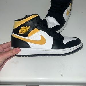 2021
Air Jordan 1 Mid 'Black University Gold'